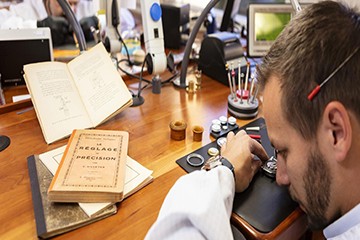 哈尔滨百达翡丽手表官方售后洗油保养